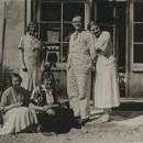 Aniela z Sękowskich Ostaszewska z dziećmi - od lewej - Izabellą, Marią, Józefem i Zofią